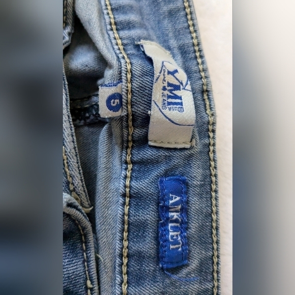 β¨ YMI Distressed Denim Dream: Soft Anklet Jeans in Size 5 ππ - Picture 6 of 8